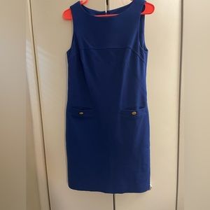 Vince Camuto Size 6 Sleeveless Shift Dress in Royal Blue w Gold Button Pockets.
